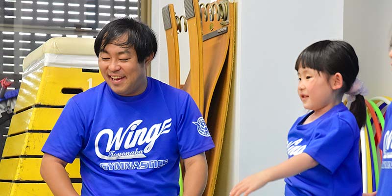 体操教室のコーチと幼児生徒